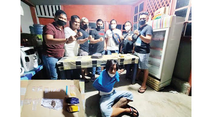 PENGEDAR— Diduga pengedar, ME (34) warga Seberang Pabayan Kelurahan Batang Arau, Kecamatan Padang Selatan tidak bisa berkutik saat diamankan tim opsnal Resnarkoba Polresta Padang setelah kedapatan memiliki narkotika jenis sabu dan ganja, Kamis (9/9).