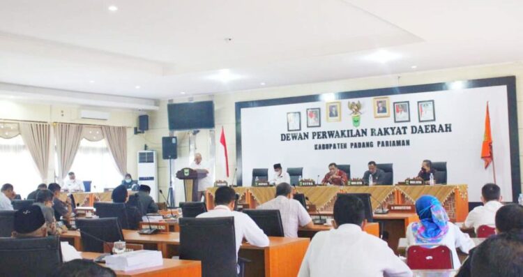 Wakil Bupati Padangpariaman Rahmang kemarin menghadiri rapat paripurna dalam rangka penyampaian pandangan umum fraksi-fraksi terhadap nota penjelasan Bupati tentang rancangan perda perubahan APBD tahun anggaran 2021.