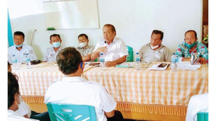 BAHAS—Ketua Koperbam Telukbayur Chandra  dan pengurus lain sedang rapat KRK membahas hasil rapat Inkop Indonesia kemarin.