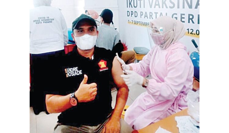 VAKSINASI MASSAL— DPD Partai Gerindra Sumbar menggelar vaksinansi massal di kantor DPD di kawasan GOR H Agus Salim Padang, Rabu (1/9). Vaksinasi massal tersebut diperuntukkan kepada kader, simpatisan dan terbuka untuk masyarakat umum.