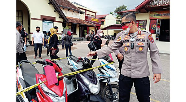 MOTOR CURIAN— Kapolres Bukittinggi, AKBP Dody Prawiranegara memperlihatkan sepeda motor hasil curian yang disita dari penangkapan RS (28) dan R (28).