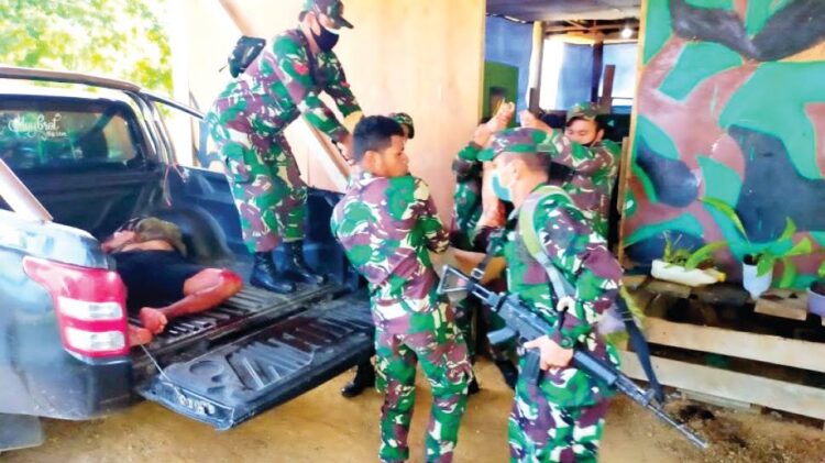 EVAKUASI—Terlihat upaya evakuasi yang dilakukan usai  penyerangan Pos Koramil Kisor di Kampung Kisor, Distrik Aifat, Kabupaten Maybrat, Papua Barat, Kamis (2/9) kemarin.