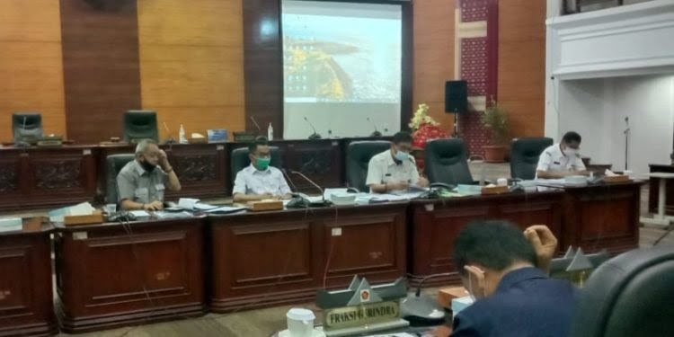 Bapemperda DPRD Sumbar rapat kerja terkait hasil kajian pemerintah daerah terhadap implikasi ditetapkannya undang - undang nomor 11 tahun 2020 tentang cipta kerja dan evaluasi terhadap pelaksanaan perda nomor 6 tahun 2020 tentang adaptasi kebiasaan baru.