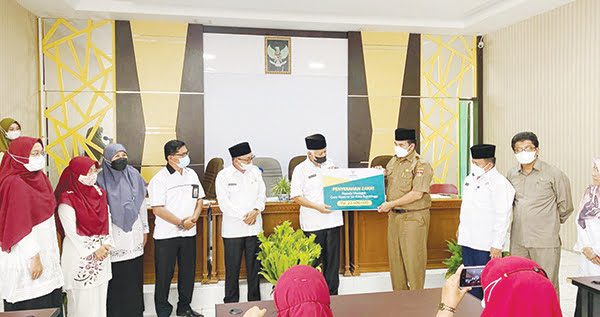 209 Guru Honorer se Kota Bukittinggi Terima Zakat Peduli 1 SALURKAN DANA ZAKAT— Pengurus Baznas Kota Bukittinggi menyalurkan zakat kepada 209 guru honorer yang bertajuk “Zakat Bukittinggi Peduli”.