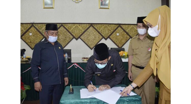 DPRD Padang Sepakati APBD Perubahan TA 2021 1 Wali Kota Padang Hendri Septa menandatangani nota Ranperda tentang APBD-P TA 2021 yang disetujui.