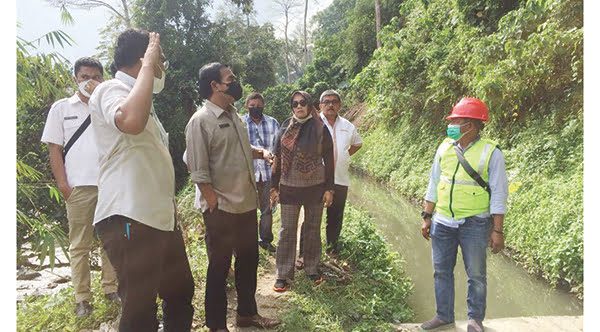 Anggota Komisi IV DPRD Sumbar, Bukhari Dt. Tuo dan Mesra anggota DPRD Sumbar ( Fraksi Gerindra) dan anggota Komisi IV Sumbar lainnnya yang didampingi Kasi perencanaan jaringan pemanfaatan air Dinas Sumber Daya Air dan Bina Konstruksi Provinsi Sumbar  Ibnu Rusydi Syarif, meninjau rehabilitasi jaringan Irigasi D.I Batang Selo Kecamatan tanjung emas, Kenagarian Pagaruyung. Kabupaten Tanah Datar.