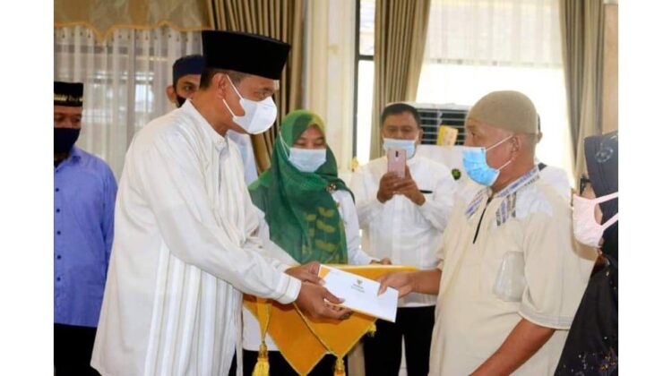 SERAHKAN ZAKAT— Wali Kota Pariaman H Genius Umar saat serahkan zakat kepada mustahik.