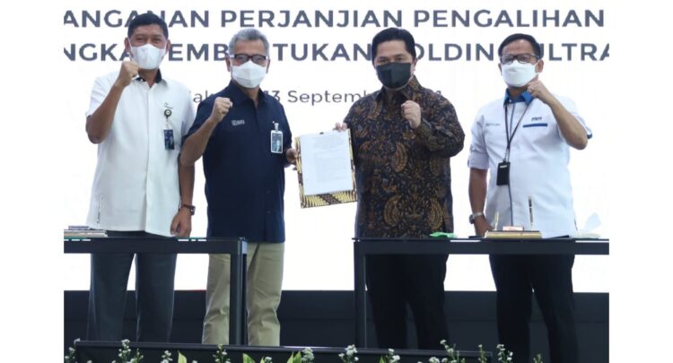 Penandatanganan Akta Inbreng saham pemerintah pada Pegadaian dan PNM sebagai penyertaan modal negara kepada BRI selaku induk holding.Jakarta (13/9).