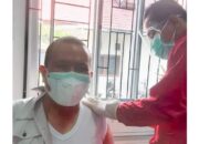 Wawako Pariaman Lakukan Vaksinasi Sekeluarga