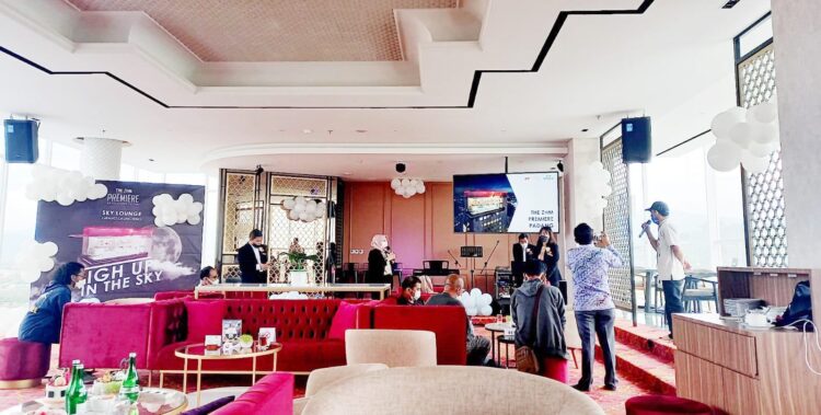 General Manager (GM) The ZHM Premiere Padang Surni Yanti memaparkan kelebihan dari Sky Lounge - High Up In The Sky didepan awak media.