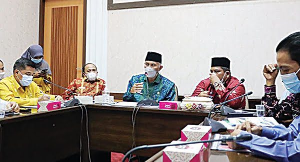 PIMPIN RAPAT- Gubernur Sumbar, Mahyeldi Ansharullah memimpin rapat percepatan pembangunan Jalan Tol Trans Sumatera, Padang-Pekanbaru Seksi Padang-Sicincin, Kamis (16/9) di Istana Gubernur.