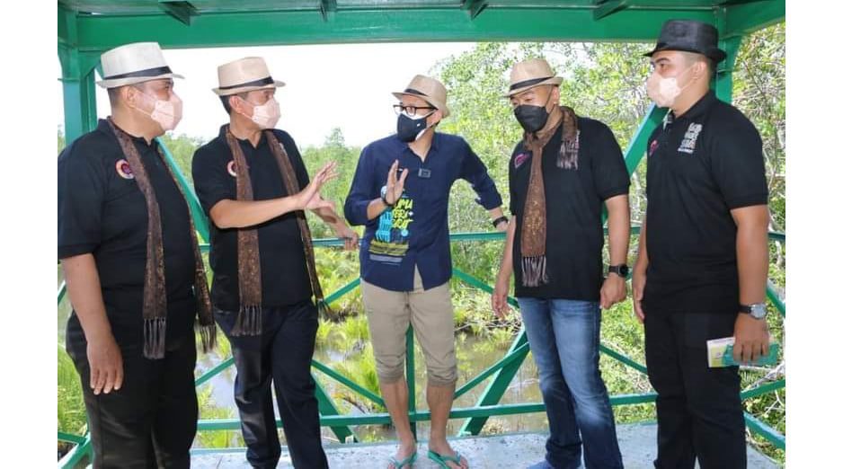 5 foto walikota wawako dialg dengan mentri san1diaga uno di lokais wisata kota pariaman