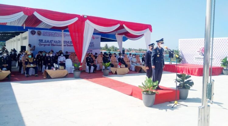 Kadis Perhubungan Sumbar Heri Nofiardi SE MM menjadi inspektur  upacara Peringatan Harhubnas 2021 di Lantai III Terminal Type A Anak Aia Koto Tangah Padang, Jumat (17/9).