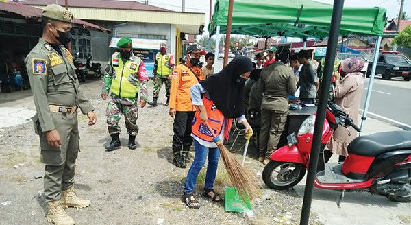 55 Pelanggar Prokes Disanksi Sosial di Kabupaten Agam 1 SANKSI SOSIAL—Sebanyak 55 pelanggar prokes mendapatkan sanksi sosial membersihkan fasilitas umum karena terjaring operasi yustisi di Kecamatan Tanjung Mutiara, Kabupaten Agam.