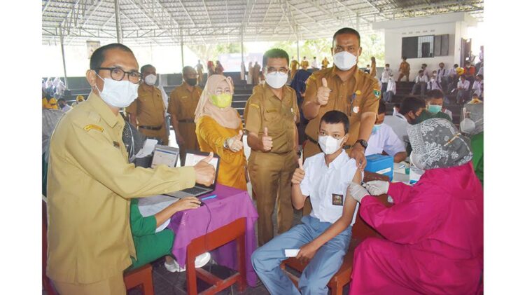 Gebyar Vaksinasi Digelar di SMKN 4, SMKN 7 dan SMKN 8 Padang, Cegah Covid-19 di Sekolah, Siap Memulai Pembelajaran Tatap Muka 1 Kepala Dinas Pendidikan Sumba Adib Alfikri, SE. M.Si, dan Kepala Dinas Kesehatan Sumbar Arry Yuswandi didampingi Kepala SMKN 8 Padang, Sahfalefi, M.Pd meninjau Gebyar Vaksinasi Covid-19
