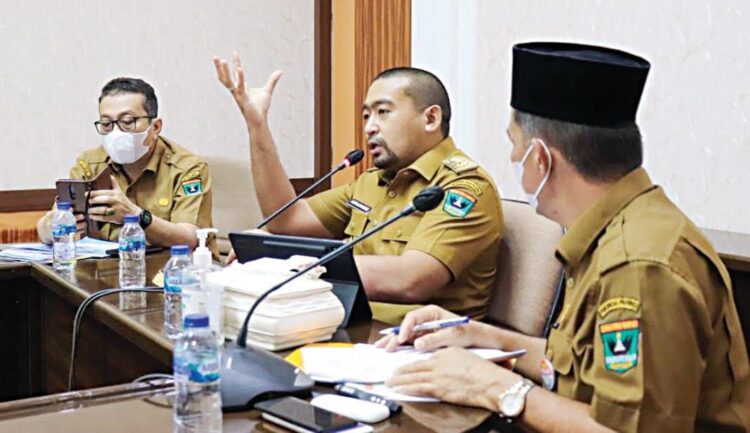 PIMPIN RAPAT— Wagub Sumbar, Audy Joinaldy, saat memimpin rapat pematangan persiapan percepatan program 100 ribu millenial enterpreneur di Padang, Selasa (14/9).