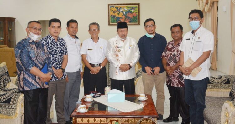 Bupati Agam Andri Warman menerima kunjungan Pimpinan Daerah Muhammadiyah (PDM) Kabupaten Agam di Mess Pemda Agam Belakang Balok, Bukittinggi, Rabu (8/9).