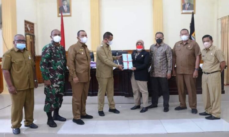 SERAHKAN—Wako Pariaman Genius Umar serahkan APBD Perubahan kepada ketua DPRD.