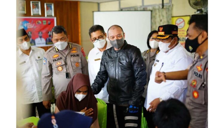 Teddy Minahasa Ajak Warga Inisiatif Lakukan Vaksinasi di Padangpariaman 1 TINJAU—Kapolda Sumatera Barat Irjen Teddy Minahasa didampingi Bupati Padangpariaman Suhatri Bur tinjau vaksinasi massal di SMP Negeri 1 2 × 11 Enam Lingkung.