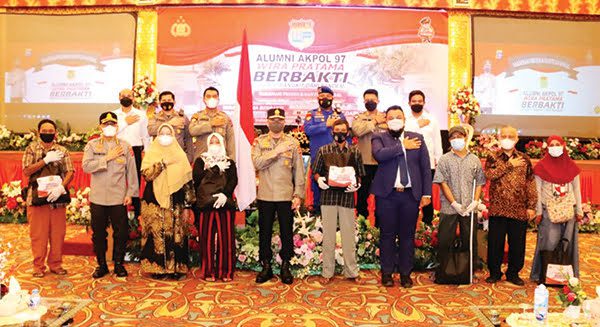 Alumni Akpol 1997 Gelar Vaksinasi Gratis dan Bagikan Sembako, Kapolda: Bentuk Kepedulian Atasi Dampak Sosial Akibat Pandemi 1 VAKSINASI GRATIS— Koolda Sumbar Irjen Pol Teddy Minahasa Putra bersama para Alumni Akpol 1997 Wirapratama usai menyerahkan bantuan paket sembako kepada warga yang ikut vaksinasi gratis.