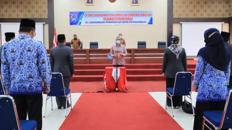 Ambil Sumpah 16 Pejabat, Wako: Saya Ingin Pejabat yang Bisa Bekerjasama Bangun Payakumbuh 1 AMBIL SUMPAH—Wali Kota Riza Falepi melantik dan mengambil sumpah jabatan 16 pejabat struktural aparatur sipil negara (ASN) lingkungan Pemerintah Kota Payakumbuh di lantai 3 Balaikota Payakumbuh.