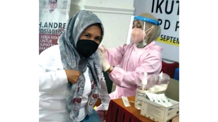 VAKSINASI DIPERPANJANG—  DPD Partai Gerindra Sumbar memperpanjang satu hari lagi program vaksinasi gratis di kantor DPD Gerindra Sumbar di Jalan Kapuas, GOR H Agus Salim hingga hari ini, Rabu (8/9).