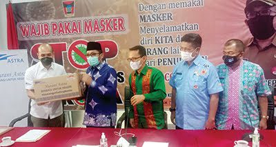 PAKET SEMBAKO— Koordinator Wilayah Grup Astra Sumatera Barat Teddy Marisya menyerahkan secara simbolis 200 paket sembako kepada Wali Kota Padang Hendri Septa, Kamis (23/9). Bantuan ini bentuk kepedulian Astra kepada masyarakat yang terdampak Covid-19.