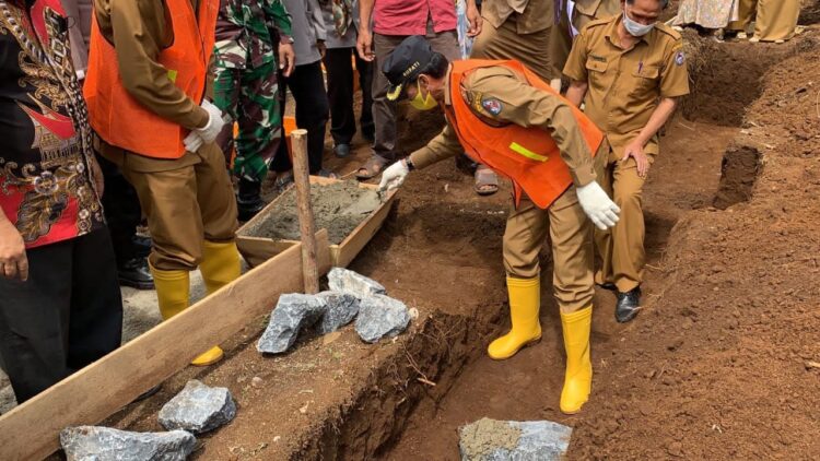 Atasi Kerawanan Pangan, Pemkab Lima Puluh Kota Bangun Lumbung Padi 1 PELETAKAN BATU PERTAMA— Bupati Limapuluh Kota Safaruddin Datuak Bandaro Rajo saat peletakan batu pertama pembangunan lumbung pangan Gapoktan Situjuah Batua.