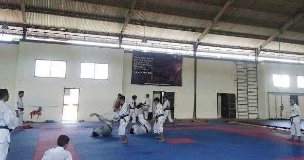 LATIHAN RUTIN— Para atlet taekwondo Sumbar yang akan ikut dalam PON Papua tengah berlatih di gedung beladiri, Kompleks GOR H Agus Salim.