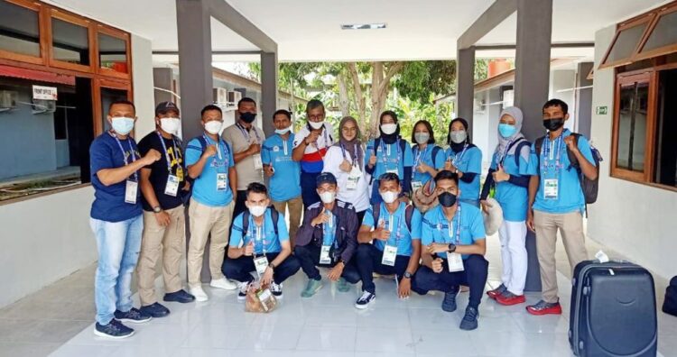 SAMPAI DI PAPUA-- Tim sepaktakraw Sumbar yang berkekuatan 4 atlet putra, 4 atlet putri, 4 pelatih dan ofisial foto bersama saat sampai di Jayapura, Sabtu (25/9) pagi. Tim takraw berharap bisa menyabet emas di PON Papua XX.