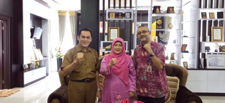 Audensi Pengembangan Anak Usia Dini di Kabupaten Padangpariaman 1 FOTO BERSAMA—Bunda PAUD Padangpariaman, Yusrita Suhatri Bur foto bersama.