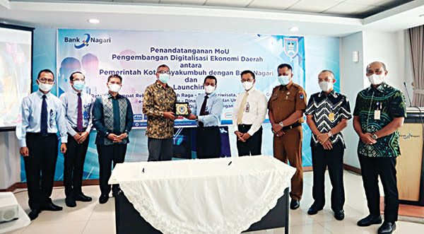 KERJA SAMA— Dirut Bank Nagari, M Irsyad, Wali Kota Payakumbuh, Riza Falepi, Kepala BI Perwakilan Sumbar, Wahyu Purnama, Kepala OJK Sumbar, Yusri, jajaran Komisaris dan Direksi Bank Nagari, berfoto bersama usai penandatanganan kerja sama, Senin (6/9) di Aula Lantai IV Kantor Pusat Bank Nagari. 