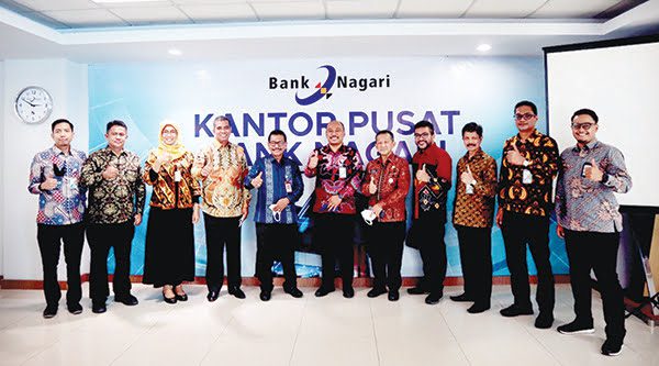 FOTO BERSAMA— Dirut Bank Nagari M Irsyad didampingi para direksi, Deputi Direktur BPJS Ketenagakerjaan Kanwil Sumbar-Riau Eko Yuyulianda,  Kepala BPJS Ketengakerjaan Cabang Padang Tetty Widayantie dan Kadis Tenaga Kerja dan Transmigrasi Sumbar Nazrizal foto bersama usai acara Paritrana Award tahun, Kamis (9/9) secara virtual.