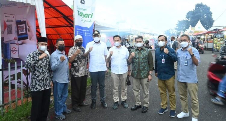 LUNCURKAN MARANDANG—Direktur Kredit dan Syariah Bank Nagari Gusti Candra, Wako Padangpanjang Faldy Amran dan lainnya meluncurkan program Marandang di Pasar Kuliner Padangpanjang sebagai langkah memerangi rentenir di kota Serambi Mekah itu.