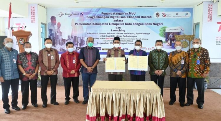 Bank Nagari-Pemkab Limapuluh Kota Kembangkan Digitalisasi Ekonomi 1 Poto bersama usai PT Bank Nagari melakukan penandatanganan kerja sama dengan PemkabLimapuluh Kota, Jumat (24/9).