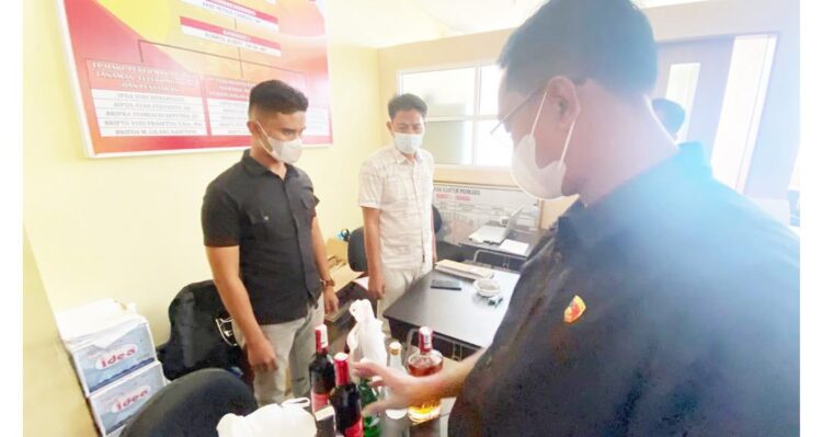 PERLIHATKAN MIRAS— Dirreskrimsus Polda Sumbar, Kombes Pol Joko Sadono memperlihatkan miras yang dijual pelaku RD.