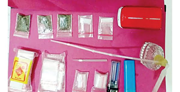BARANG BUKTI— Polisi mengamankan barang bukti ganja, sabu dan bong dari penangkapan pelaku S alias Buya.