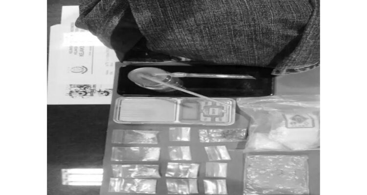 BARANG BUKTI— Jajaran Satresnarkoba Polresta Padang menyita sabu dan ganja dari penangkapan pelaku Mardiyanto (42).