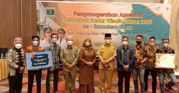 Baru Seumur Jagung, Pokdarwis Sarugo Juara 1 Tingkat Sumbar 1 PENGHARGAAN— Kadis Pariwisata Lima Puluh Kota Nengsih, dan Pengelola Pokdarwis Sarugo foto bersama Gubernur Sumbar usai menerima penghargaan.