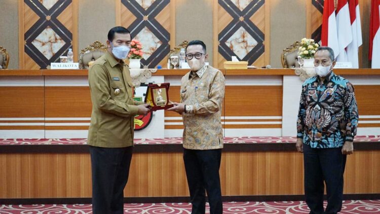 TPID Tanahdatar Laksanakan Capacity Building ke TPID Kota Pekanbaru 1 Tim Pengendali Inflasi Daerah (TPID) Kabupaten Tanah Datar yang dipimpin Bupati Eka Putra didampingi Plt.Sekretaris Daerah Edi Susanto, lakukan studi banding ke TPID Pemerintah Kota Pekanbaru, Senin (27/9) di Aula Kantor Walikota setempat.