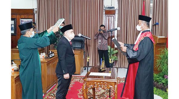 Beny Yusrial Resmi jadi Ketua DPRD Bukittinggi 1 PELANTIKAN—Beny Yusrial resmi menjadi Ketua DPRD Kota Bukittinggi setelah dilantik Ketua Pengadilan (PN) Bukittinggi, kemarin.