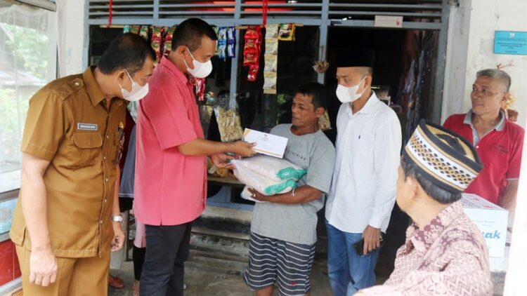 SERAHKAN BANTUAN—Wako Genius Umar serahkan bantuan kepada warga kurang mampu.