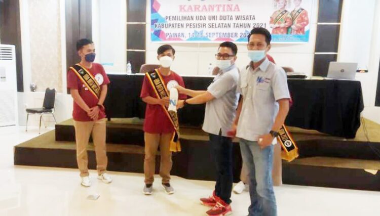 Pimpinan Cabang Bank Nagari Painan, Helfi Yanrika, diwakili Randy Rizki (Pemimpin Seksi Kredit Komersil Bank Nagari Cab. Painan) dan Fadjri Abdillah (Pemimpin Seksi Dana dan Umum Bank Nagari Cab. Painan), berikan materi.