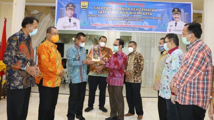 Ingatkan Anak Buah, Genius Umar: Bekerja untuk Kemajuan Daerah 1 BERIKAN CENDERA MATA— Wali Kota Pariaman H Genius Umar memberikan cendera mata usai kegiatan pemaparan tentang pengelolaan, pengembangan dan pembangunan Kota Pariaman pada penilaian tanda kehormatan Satyalencana Wira Karya Bidang Kelautan tahun 2021.