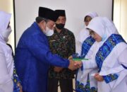 Delapan Anak Anggota BKMT Ampek Angkek Terima Dana Gebu