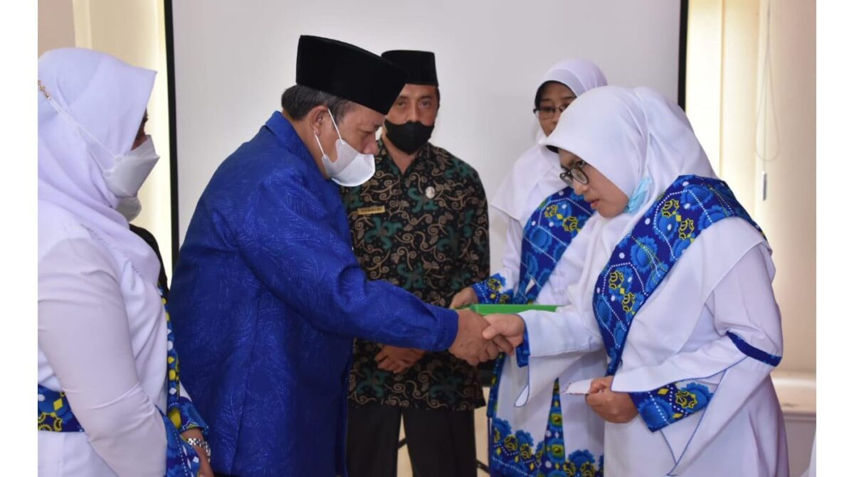 Berprestasi Delapan Anak Anggota BKMT Ampek Ang kek Terima Dana Gebu