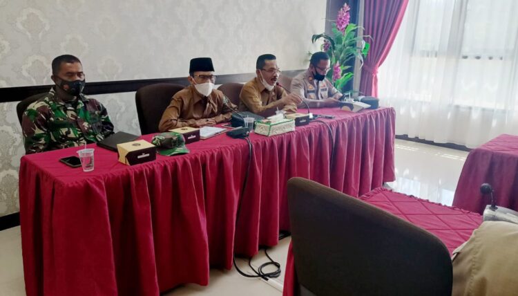 RAPAT—Pemkab Padangpariaman menggelar rapat untuk persipan acara basapa dengan prokes ketat.