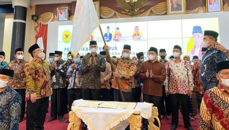 DPW PKPS Sumbar Masa Bakti 2021-2026 Resmi Dilantik, Budi Syukur Tuntun Kerukunan Rang Pasisia 1 ANGKAT BENERA PATAKA— Ketua DPW PKPS Sumatera Barat terpilih H. Sengaja Budi Syukur, SH angkat bendera organisasi usai terpilih.