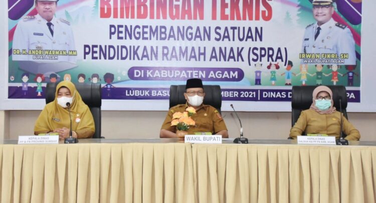 HAK ANAK—Buka Bimtek SPRA, Wabup Agam Irwan Fikri meminta dalam mewujudkan SDM  yang berkualitas penuhi hak anak.