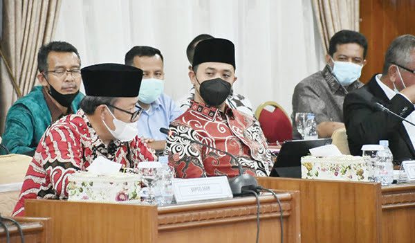 Bupati Agam Hadiri Rapat Bahas TPA Regional Payakumbuh 1 HADIRI—Bupati Agam Andri Warman hadiri rapat bersama GubernurSumbar soal pembahasan TPA Regional Kota Payakumbuh.